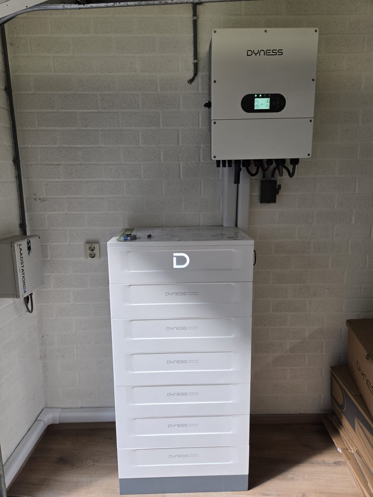 Dyness Stack100 Pro thuisbatterij met omvormer in een Nederlandse garage